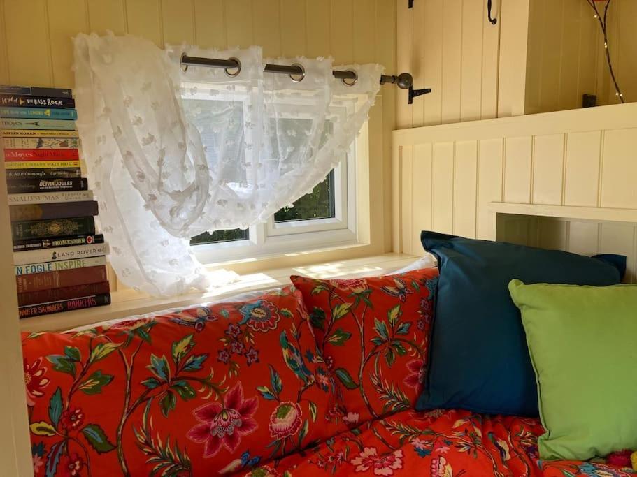 Neddys Rest Luxury Horsebox Stay Battle Extérieur photo